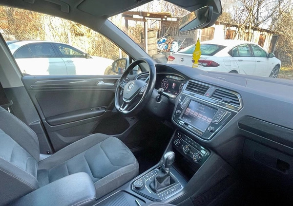 Volkswagen Tiguan cena 107999 przebieg: 125000, rok produkcji 2017 z Warszawa małe 92